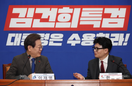 이재명 더불어민주당 대표와 한동훈 국민의힘 비상대책위원장이 29일 국회 민주당 대표실에서 만나고 있다.<연합뉴스>